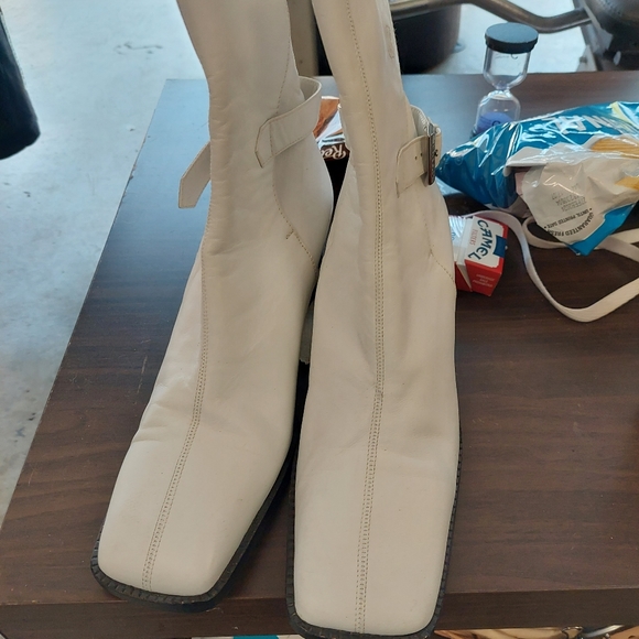 Chanel - Picture 2 of 4